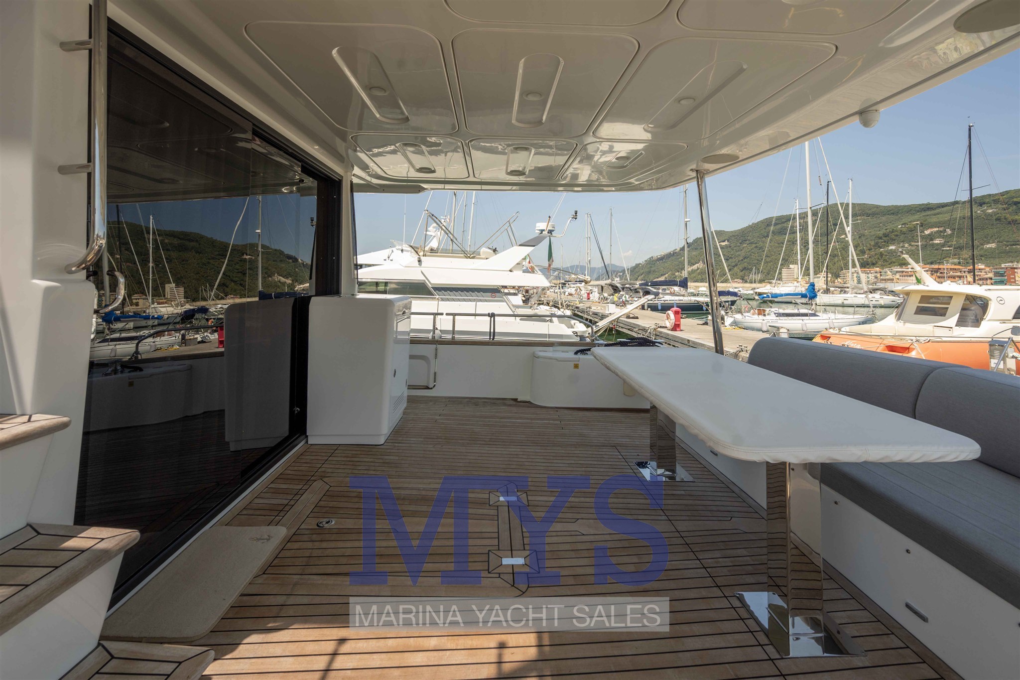 SIRENA YACHT 58' FLY HT (20)