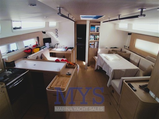 Oceanis 54 dinette