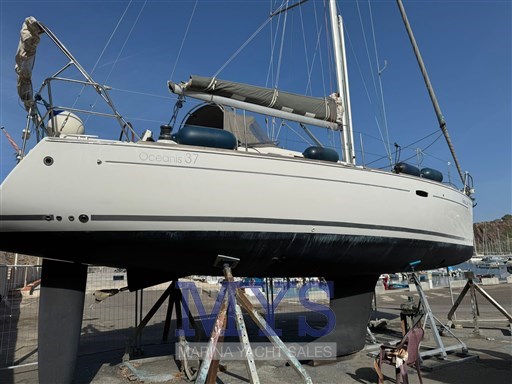 BENETEAU OCEANIS 37' (6).jpg