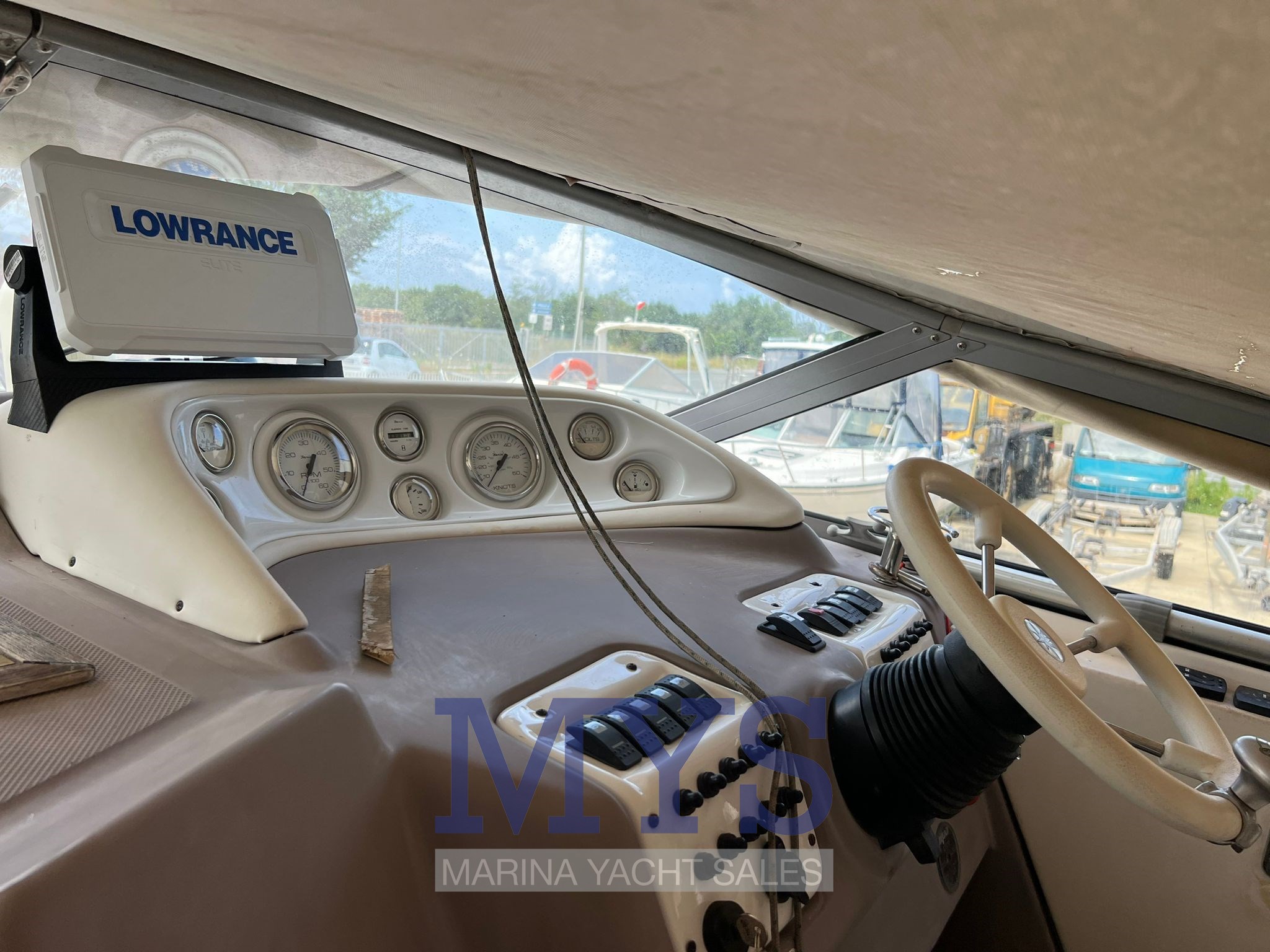 CRUSCOTTO Regal marine Commodore 2665 (11)
