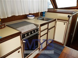 Hatteras 36 Convertible (9)