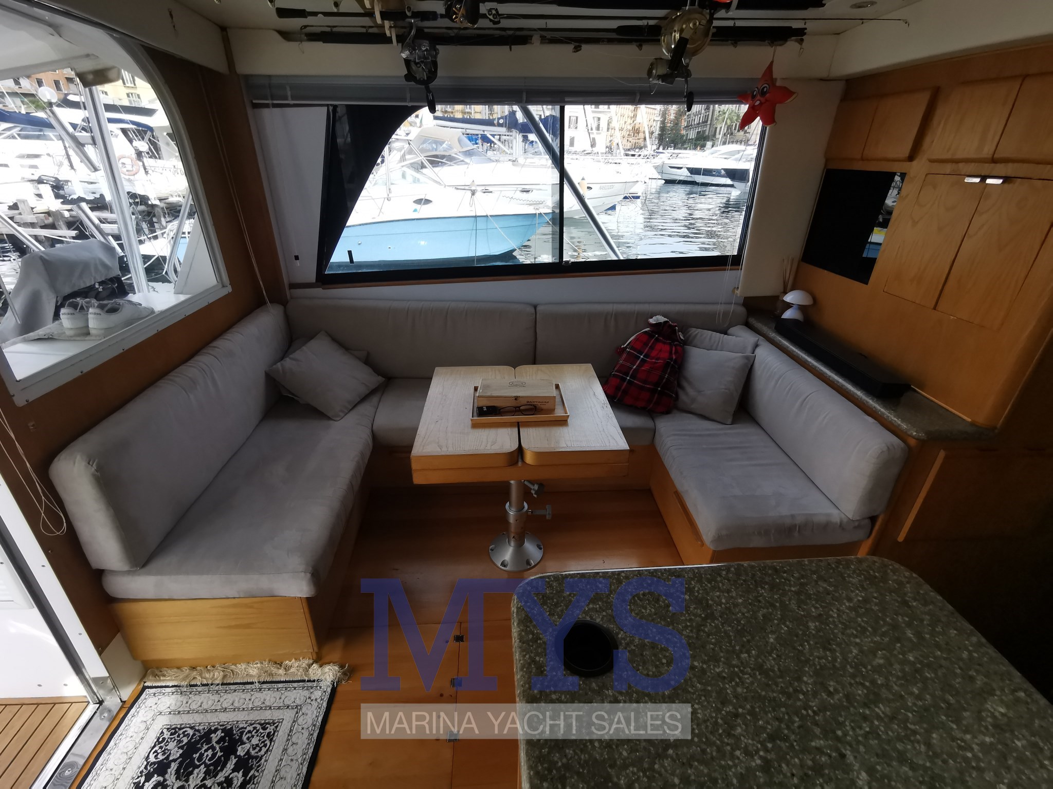 Blackfin 38 dinette.jpg