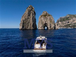 Marex 330 davanti a faraglioni 