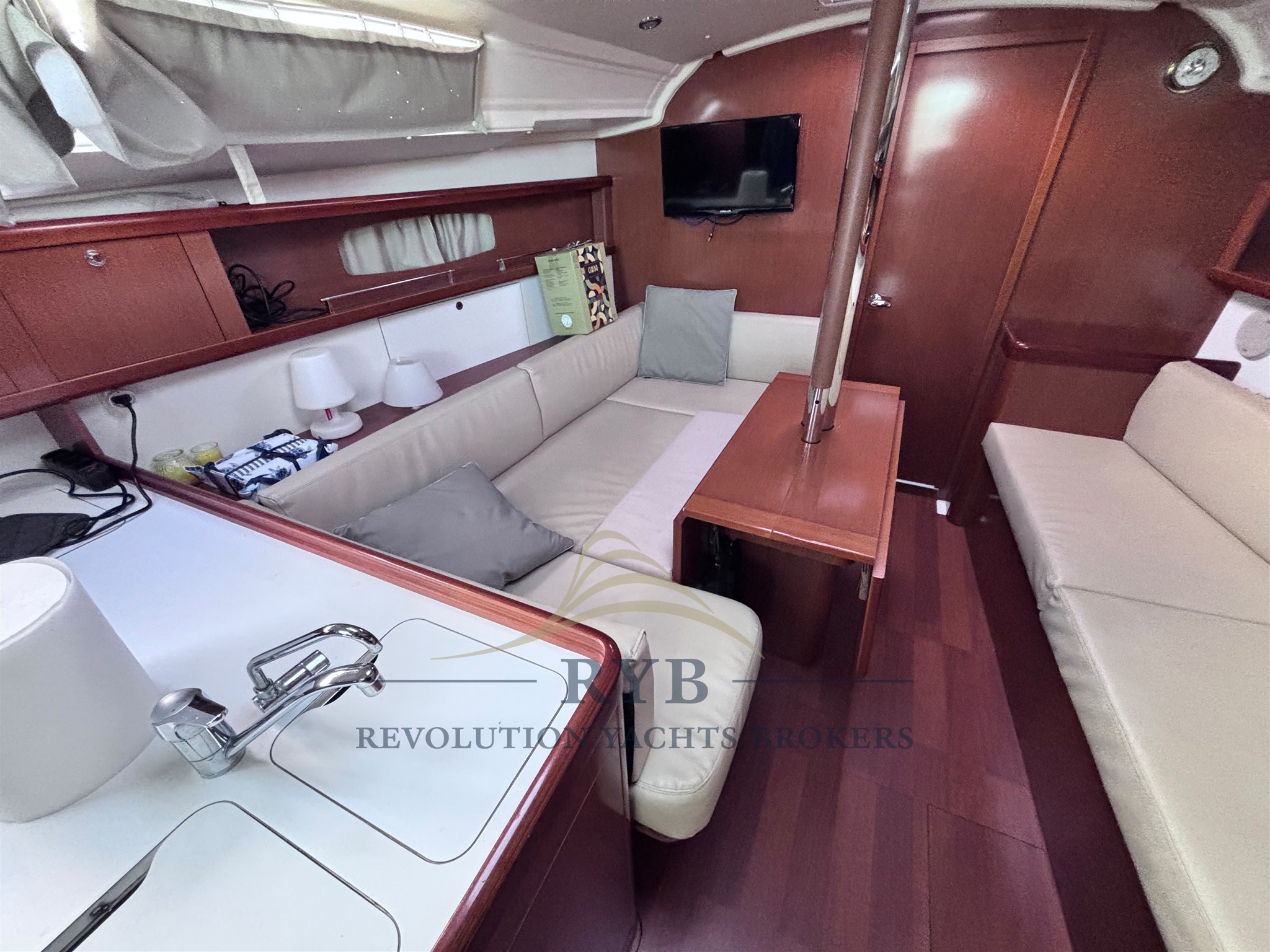 BENETEAU OCEANIS 37 2011 RYB (17)