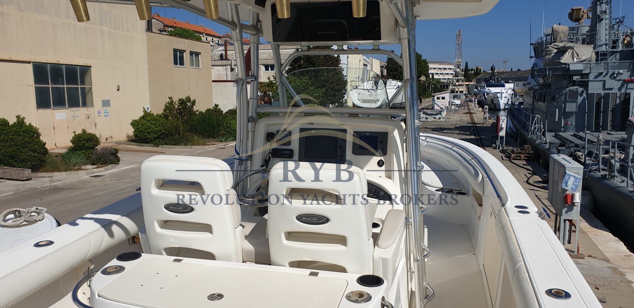 BOSTON WHALER OUTRAGE 320 2004 RYB (8)