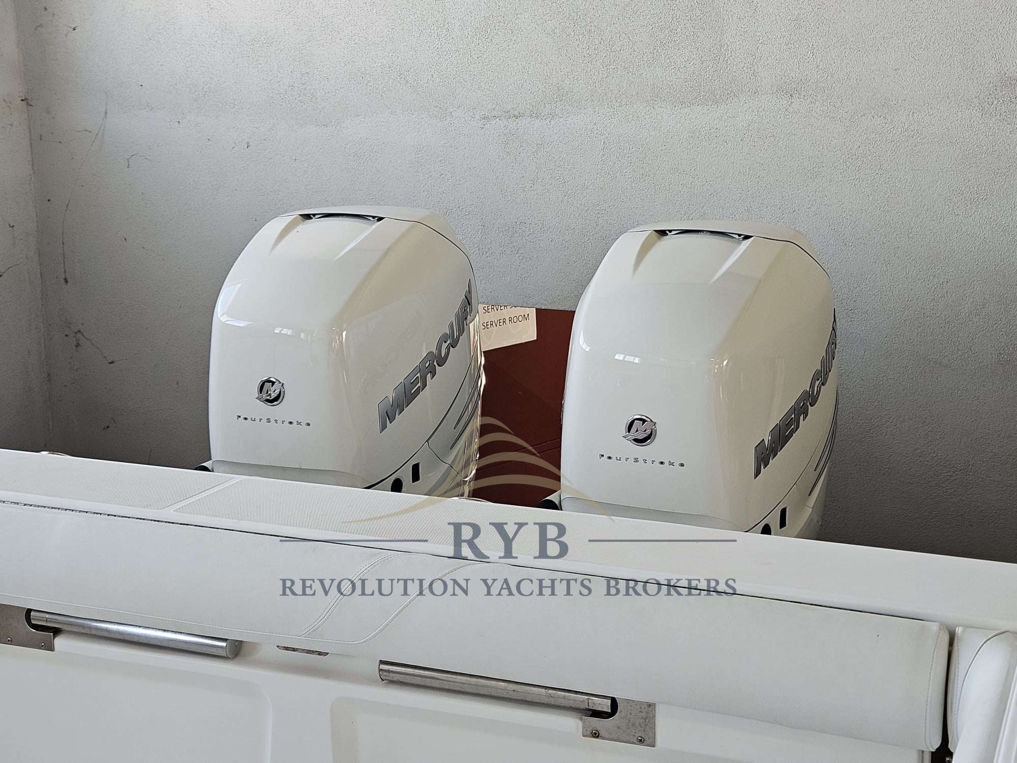 BOSTON WHALER OUTRAGE 320 2004 RYB (3)