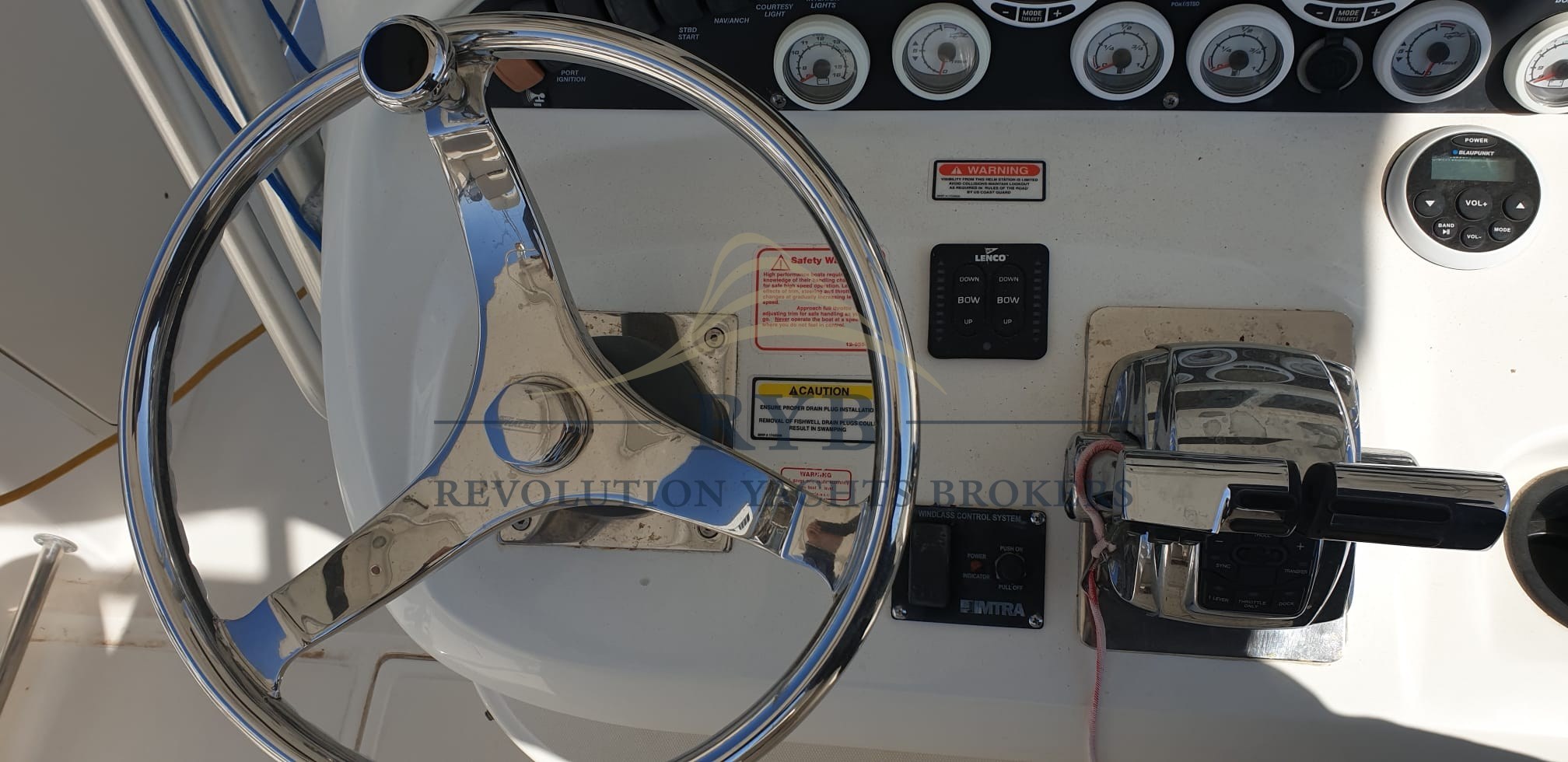 BOSTON WHALER OUTRAGE 320 2004 RYB (11)