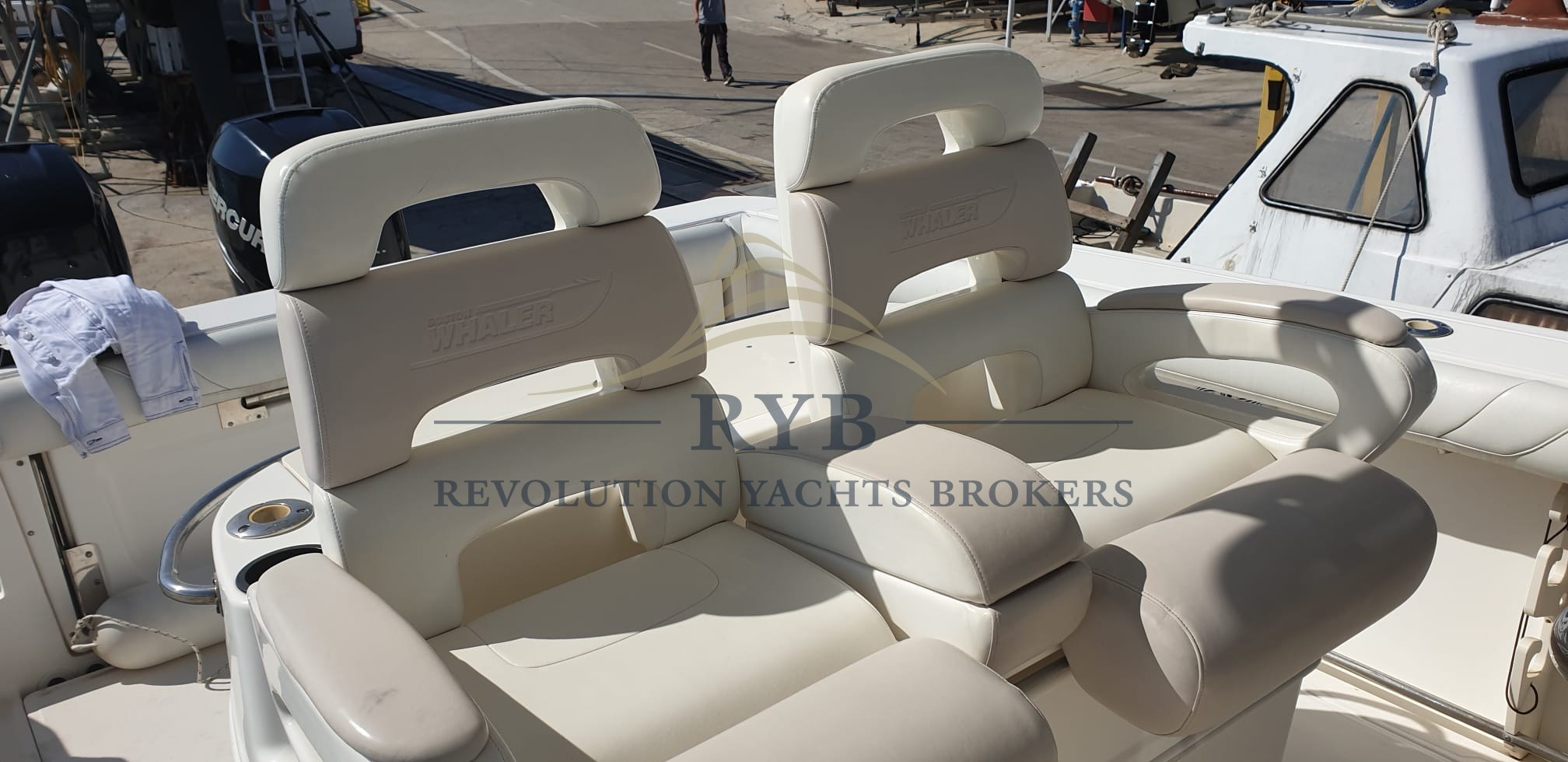 BOSTON WHALER OUTRAGE 320 2004 RYB (12)