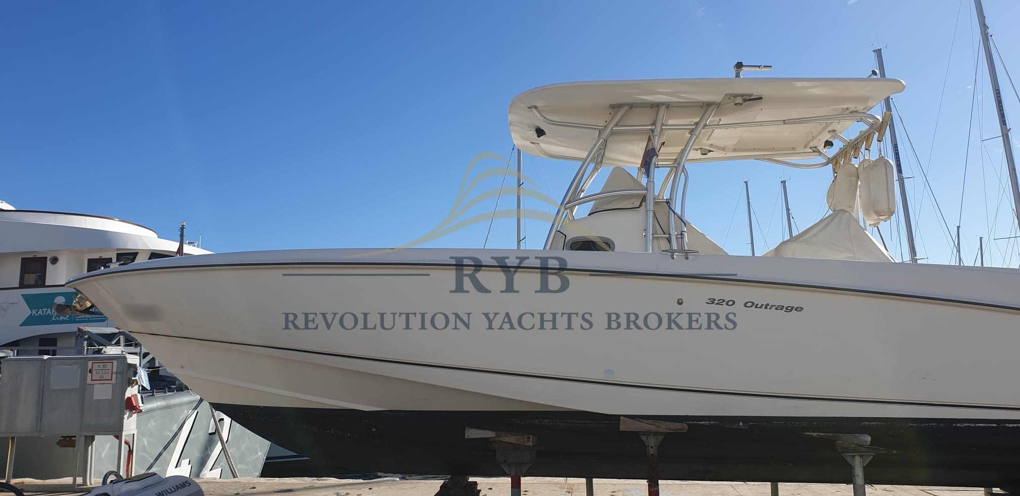 BOSTON WHALER OUTRAGE 320 2004 RYB (15)