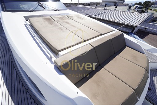 10 Bow Sunbathing Area