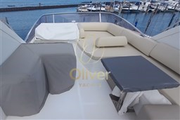 03 Lounge area on the Flybridge