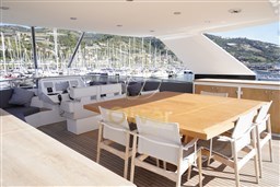 18 Fly Bridge Dinning Area