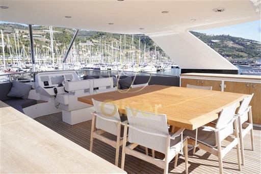 18 Fly Bridge Dinning Area