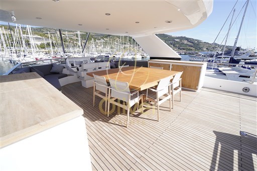 19 Fly Bridge Dinning Area