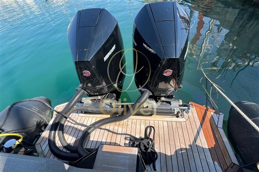 39 Swim Platform + Engines