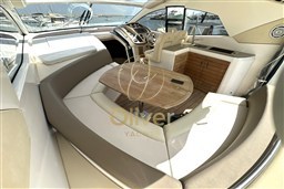 14 Cockpit Dinette
