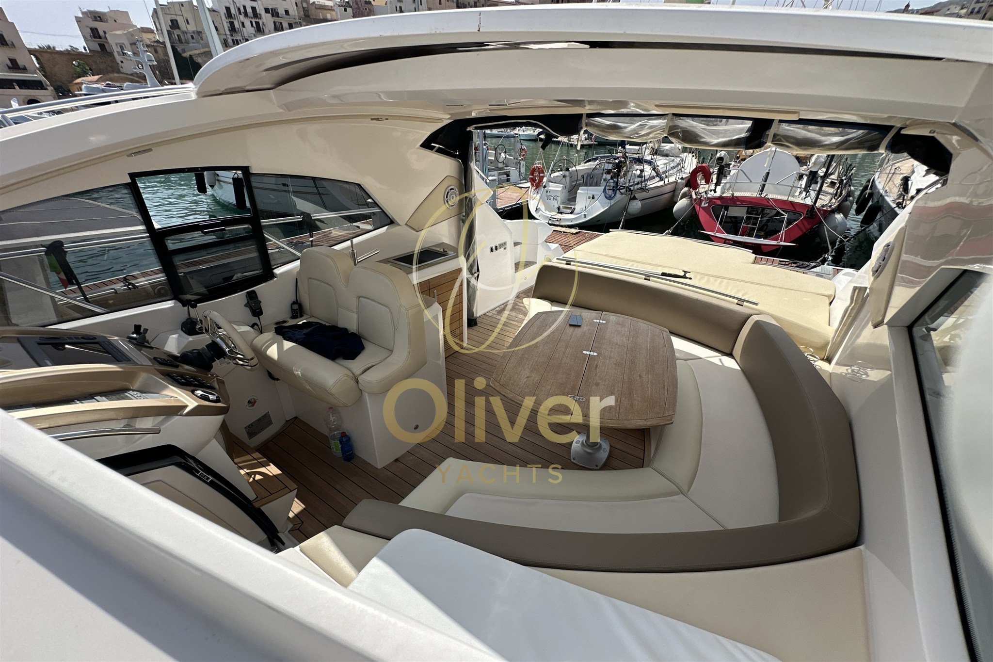 18 Cockpit Dinette