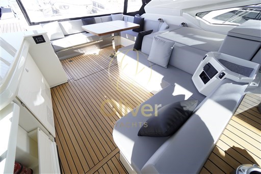 16 Lounge Area