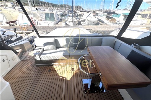 19 Lounge Area