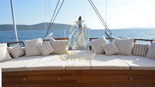 15  Fore settee