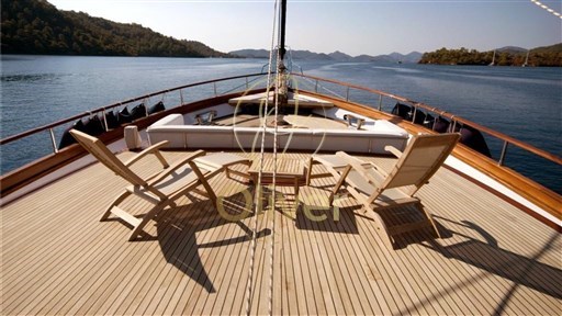 13 Fore deck chairs