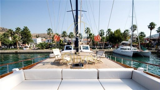 10 Fore deck settee