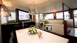 19 Lounge dining area