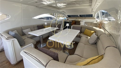 16 Lounge Area