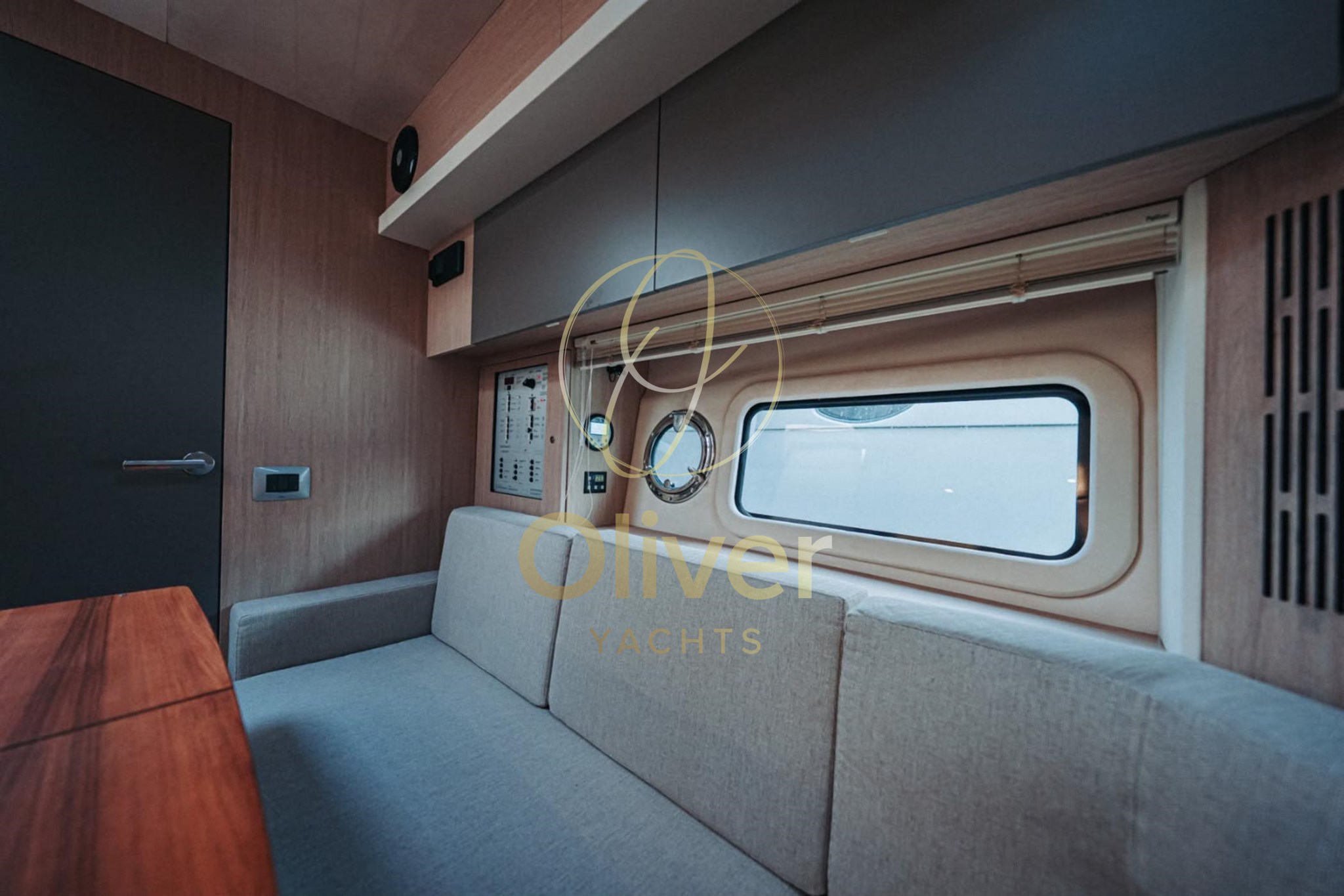 22 Salon Starboard Lounge