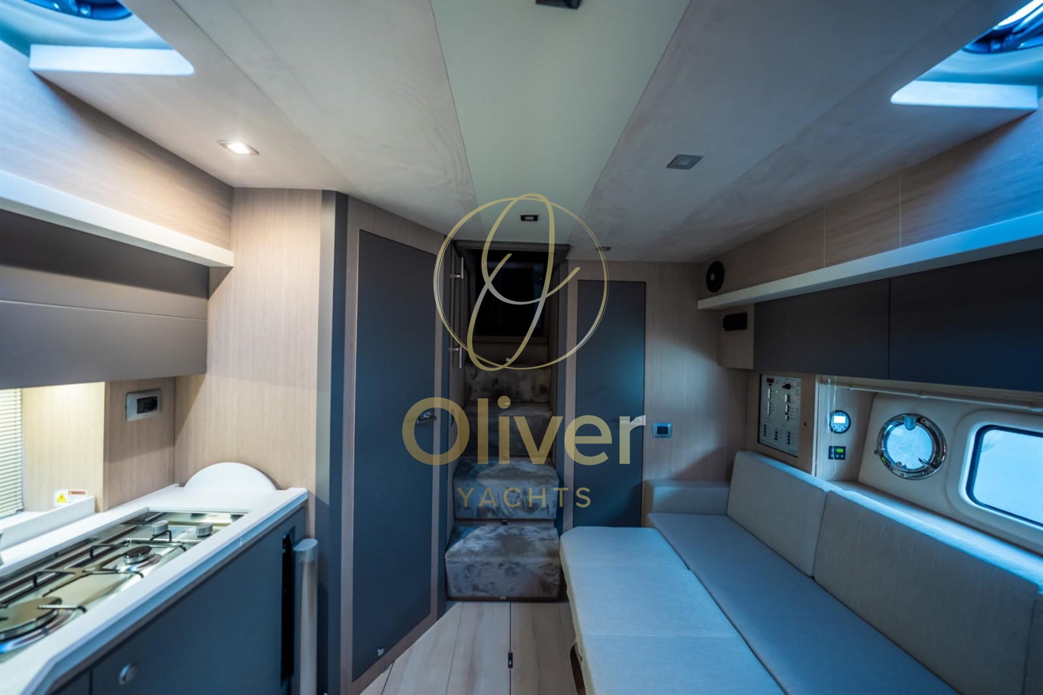 20 Salon Companionway Panoramic