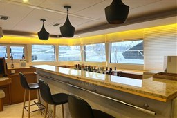 17 Salon + Bar