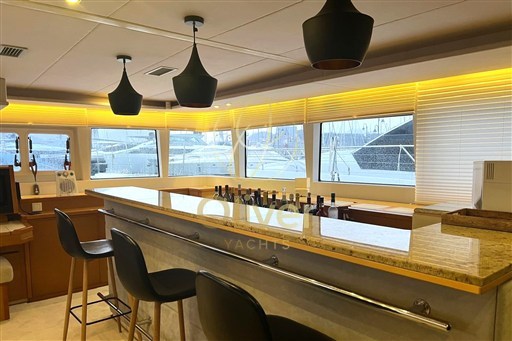 17 Salon + Bar