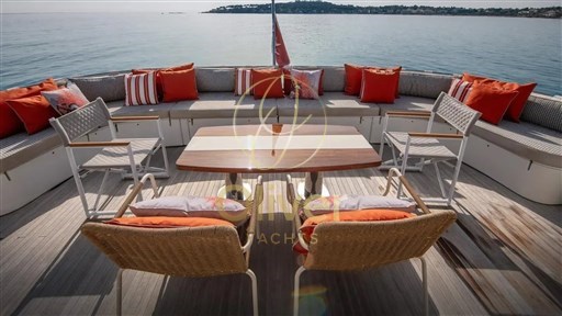32 Aft Lounge