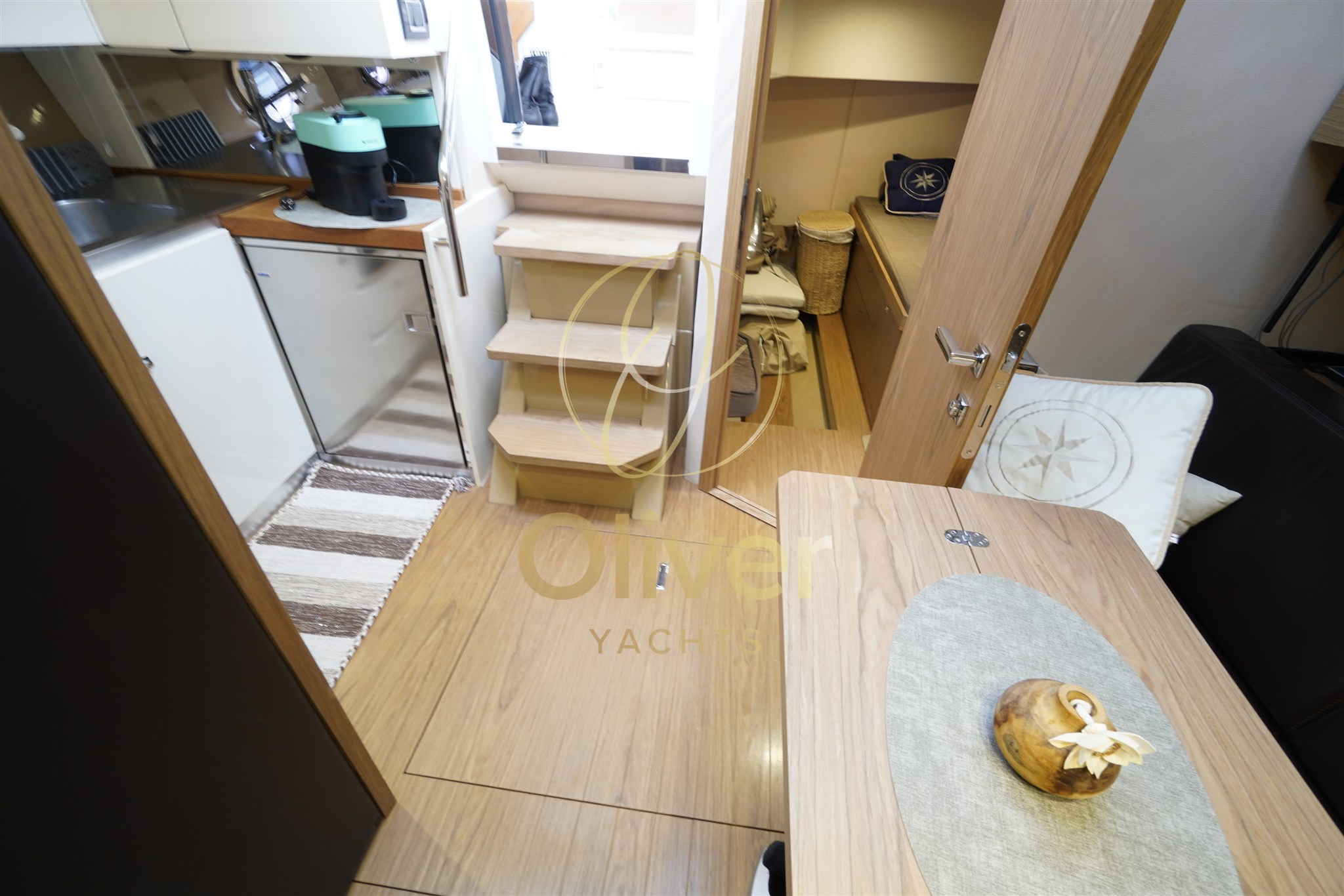 18 Dinette + Galley