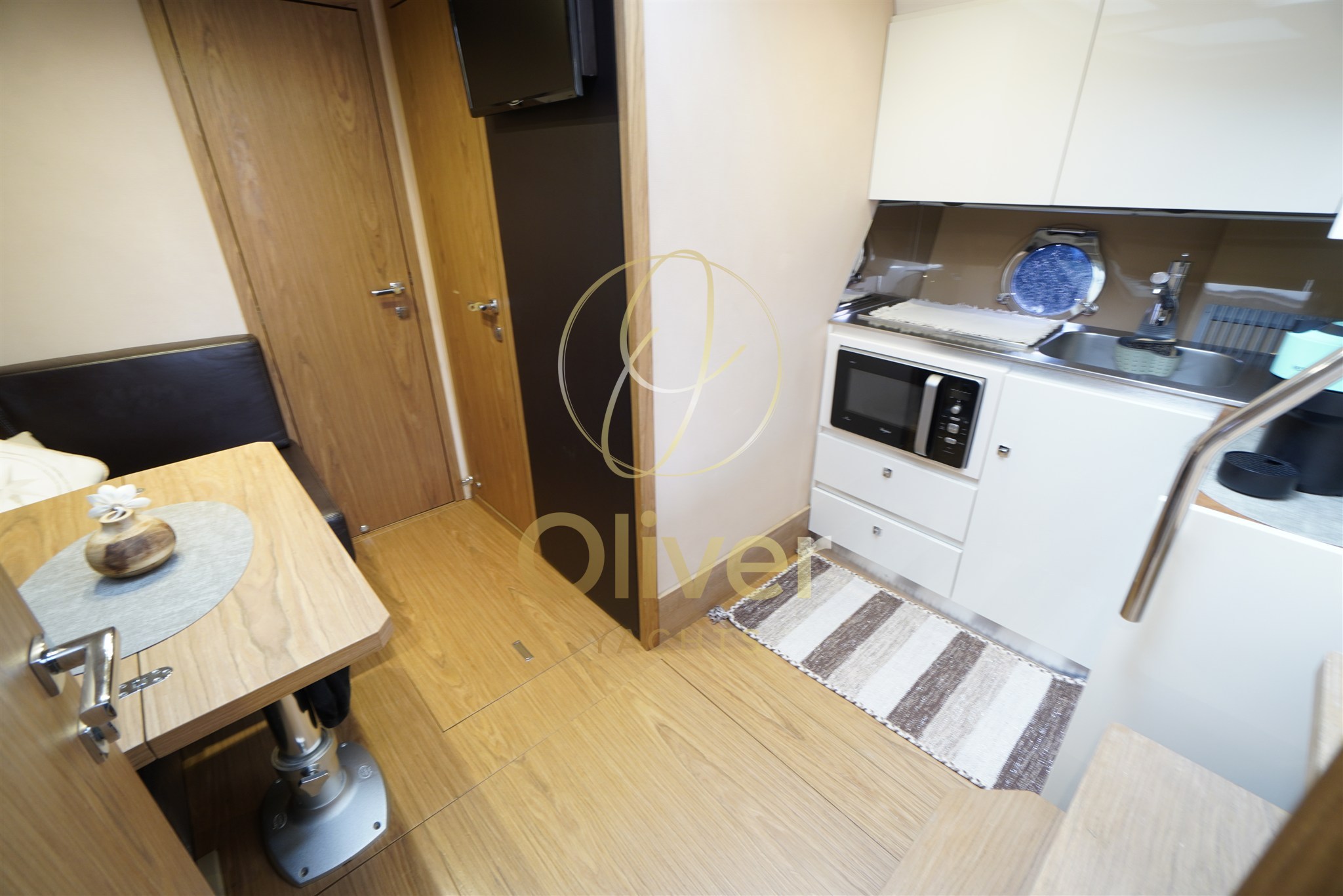 21 Dinette + Galley