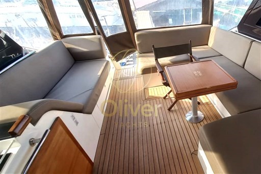 16 Lounge Area