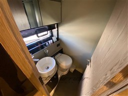 {I} Owner Toilette