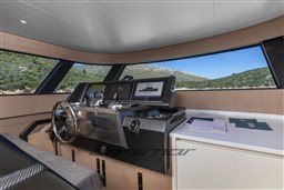{I} Helm Station