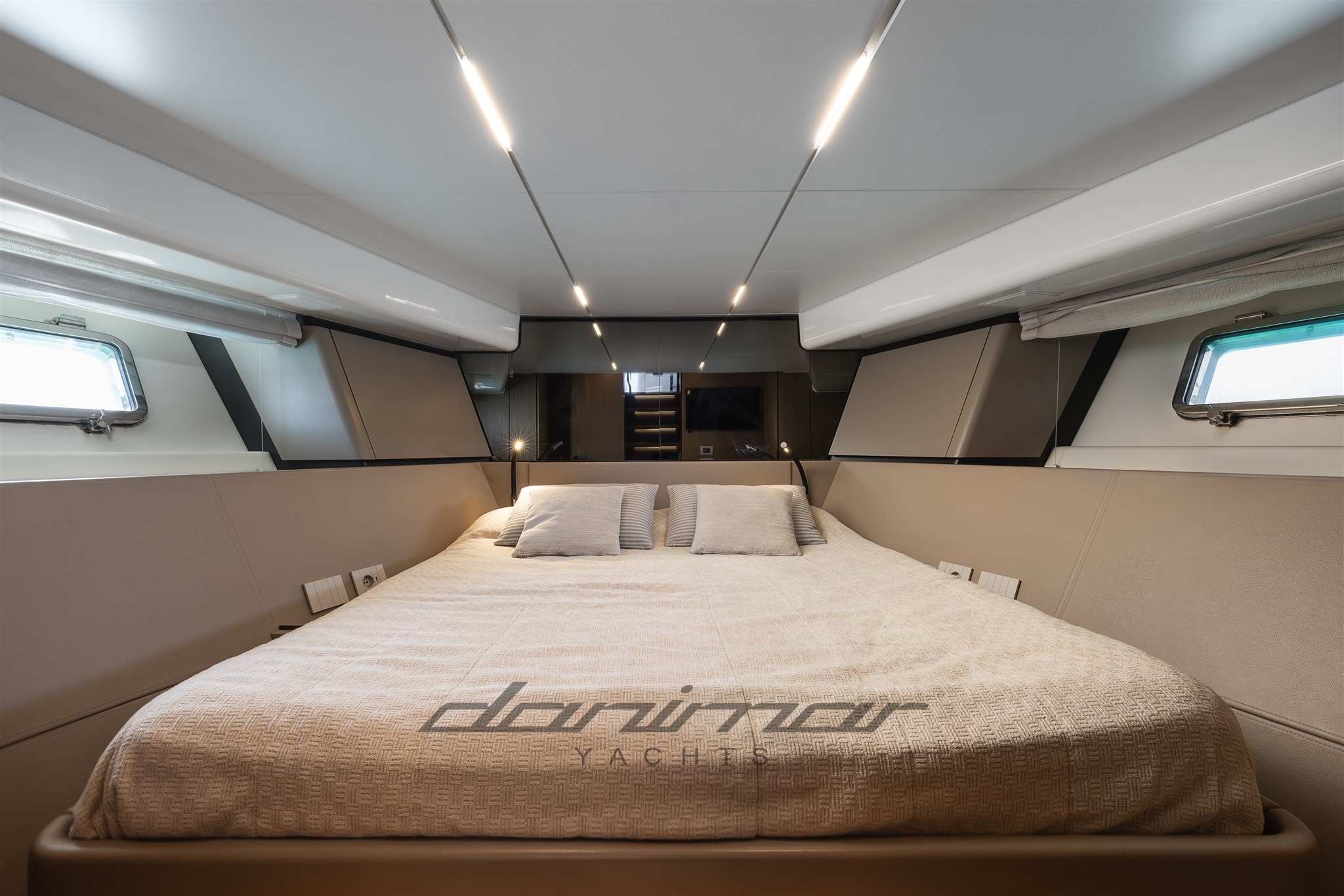 {I} VIP Cabin