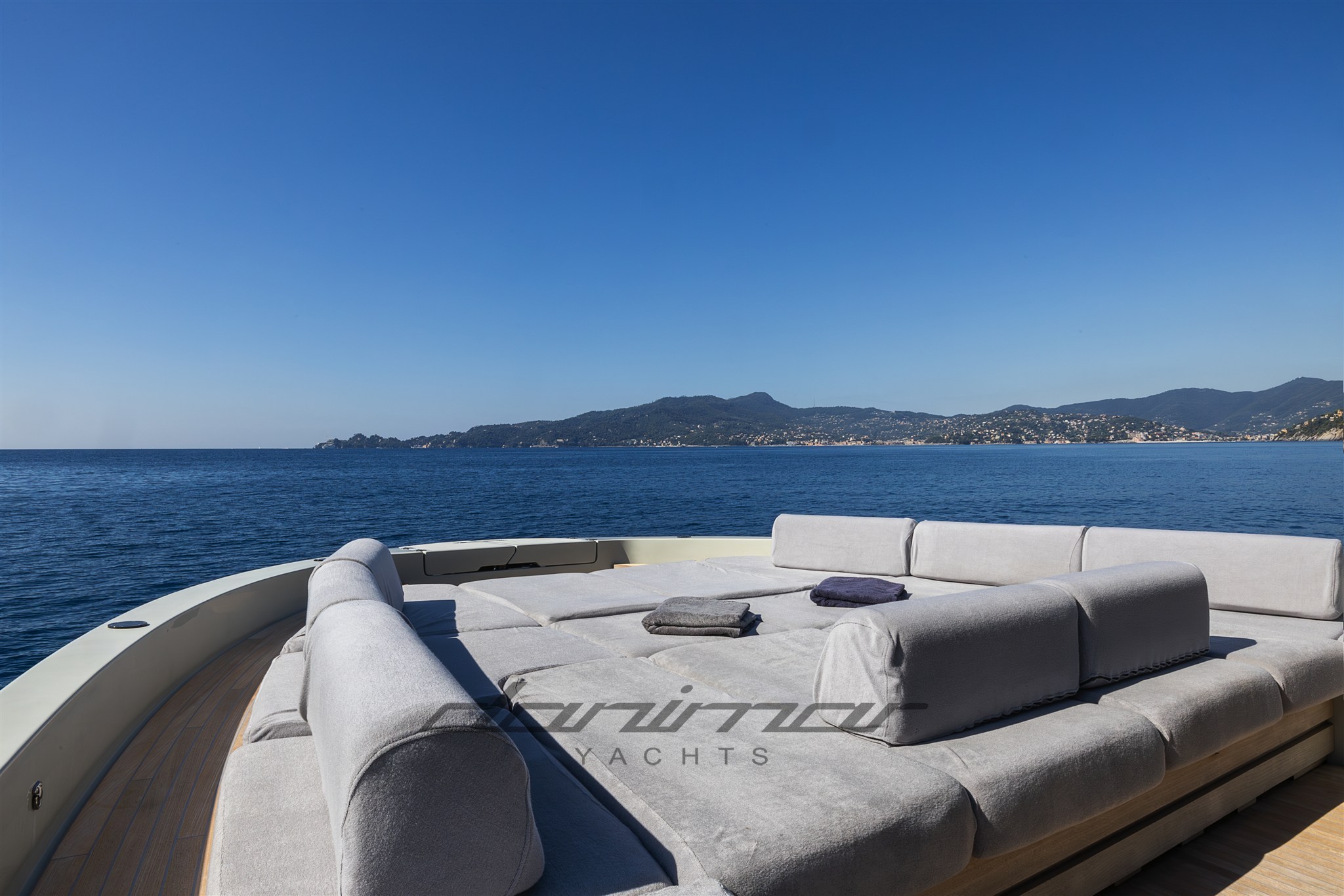 {E} Bow sunbed area