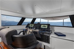 {I} Helm Station