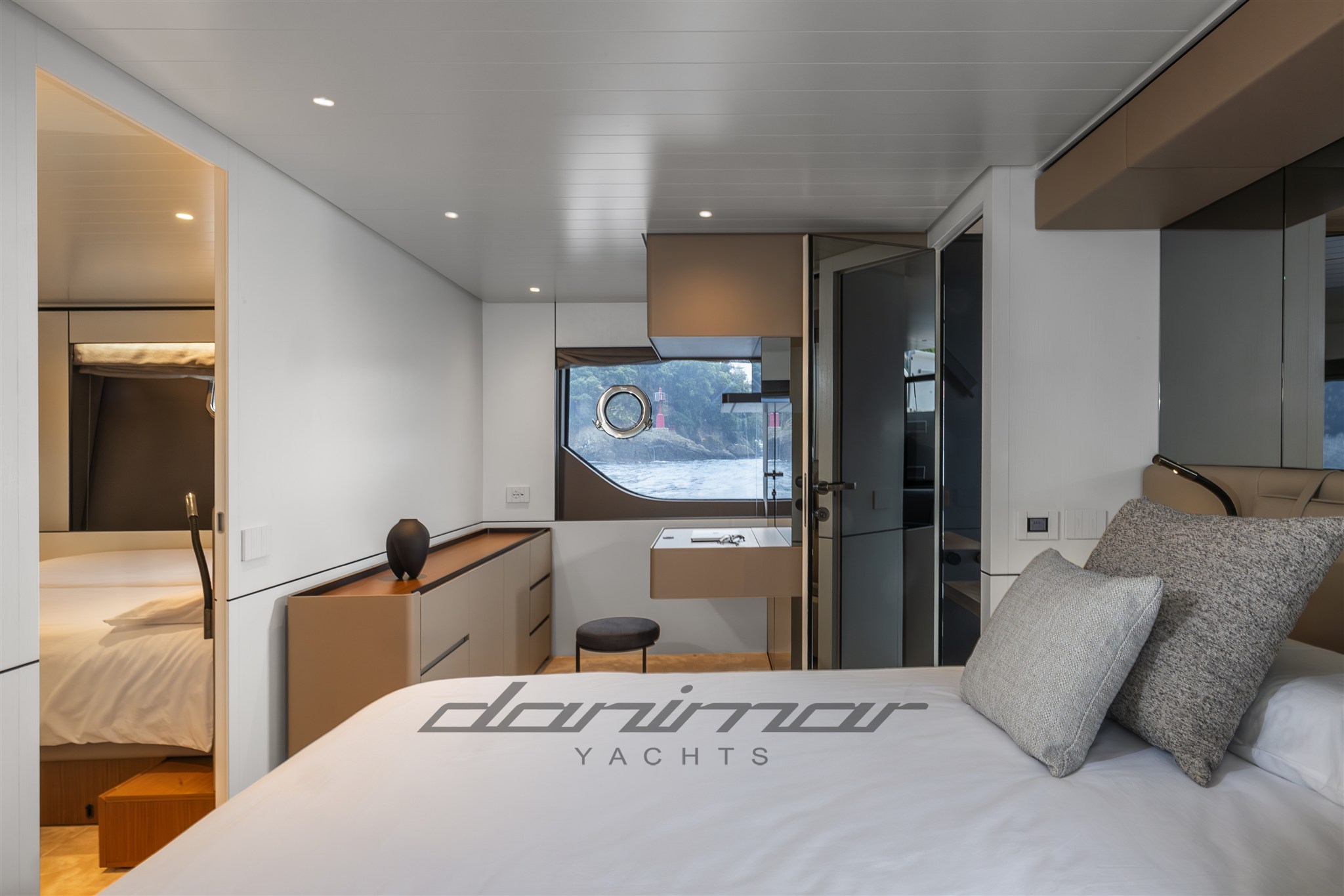 {I} Owner cabin