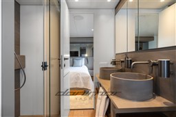 {I} Owner bathroom
