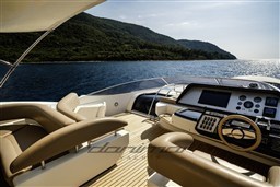 {E} Flybridge Helm Station