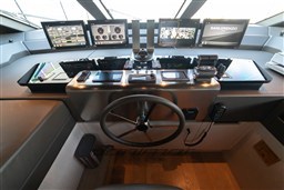 {I} Helm Station