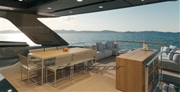 {E} Flybridge