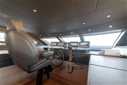 {I} Helm Station