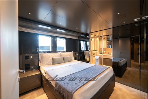 {I} VIP Cabin
