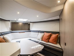 [I] F33_Outboard_Interior_9331481-min.jpg