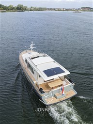 [E] Linssen Grand Sturdy 45.1 Sedan Mystic Green (8).jpg